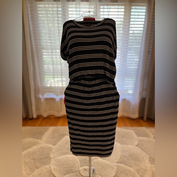 Banana Republic comfy, stretchy black & white casual midi dress - Picture 14 of 14